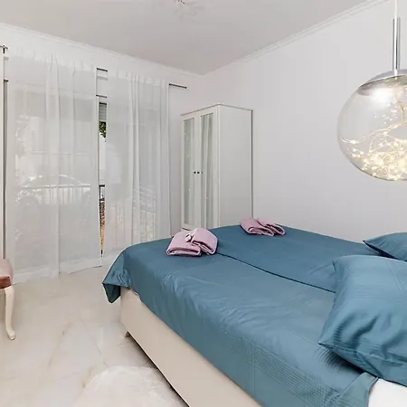 4 Bedroom Awesome In Holiday home *