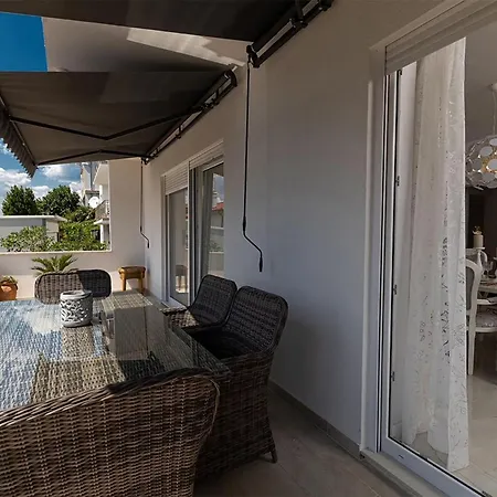 Holiday home 4 Bedroom Awesome In