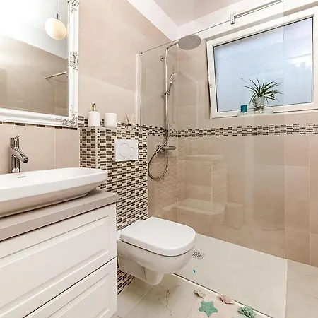 4 Bedroom Awesome In *