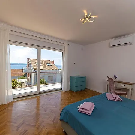 4 Bedroom Awesome In Holiday home *
