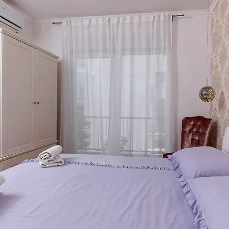 4 Bedroom Awesome In *