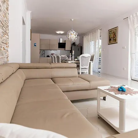 4 Bedroom Awesome In *